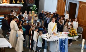 So viele Kinder und Jugendliche bringen anschliessend den Friedensgruss vom Chor zu den Mitfeirnden