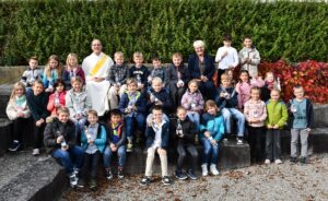 Die Erstkommunionkinder der Pfarrei Rain (auf dem Bild mit Pfarreileiter Erich Hausheer und Katechetin Monika Koller- Wermelinger) dürfen stolz ihr personalisiertes Fläschchen mit Weihwasser nach Hause tragen